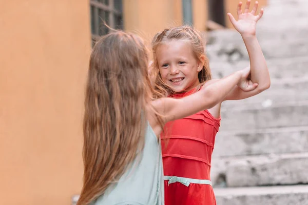 Entzückende Mode kleine Mädchen im Freien in europäischen Städten — Stockfoto