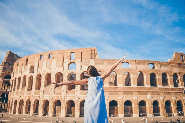 Jeune femme devant le Colisée à Rome, Italie. Fille en Europe vacances — Photo