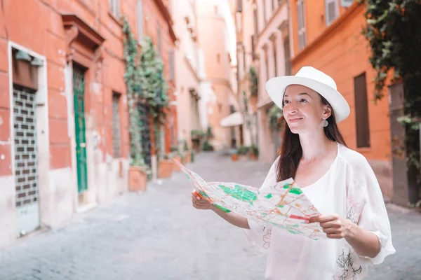 Mulher turística de viagem com mapa em Praga ao ar livre durante as férias em Europa . — Fotografia de Stock