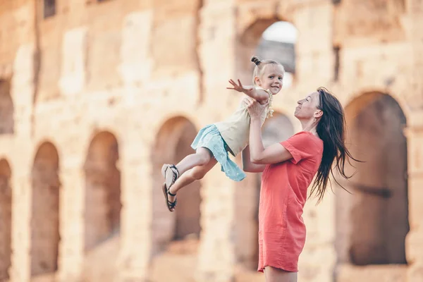 젊은 어머니와 어린 소녀 밖에 이탈리아 로마 콜로세움을 탐험. — 스톡 사진
