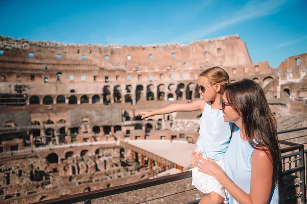 Moeder en klein gelukkig meisje op beroemde plek in Europa — Stockfoto