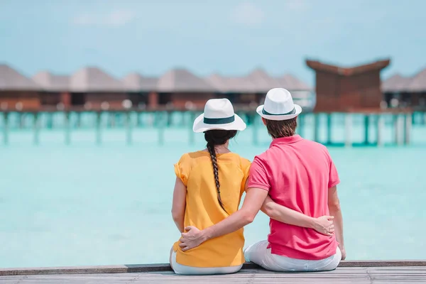 年轻夫妇在蜜月中的热带岛屿海滩码头 — 图库照片
