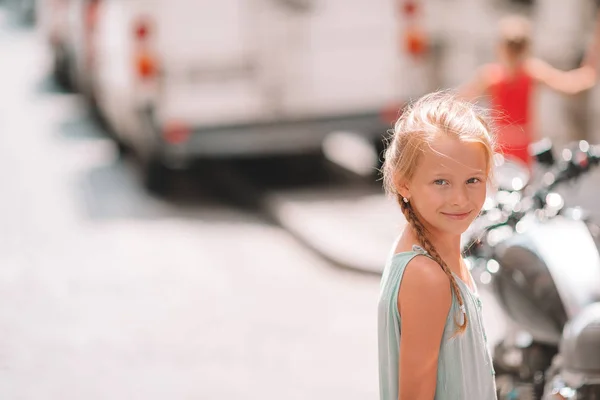 Adorable niña de moda al aire libre en la ciudad europea Roma —  Fotos de Stock