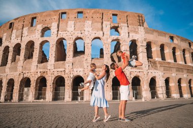 Kolezyum geçmişi üzerinden Roma 'da mutlu bir aile.