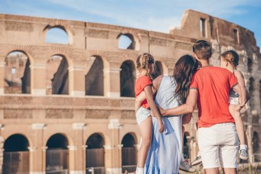 Kolezyum geçmişi üzerinden Roma 'da mutlu bir aile.