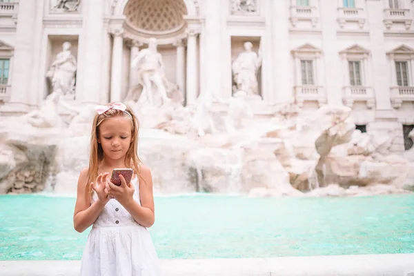 Adorable little girl background Trevi Fountain, Rome, Italy. Happy toodler kid enjoy italian vacation holiday in Europe. — Stock Photo, Image