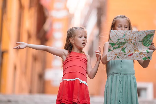 Happy toodler crianças desfrutar de férias italianas na Europa . — Fotografia de Stock