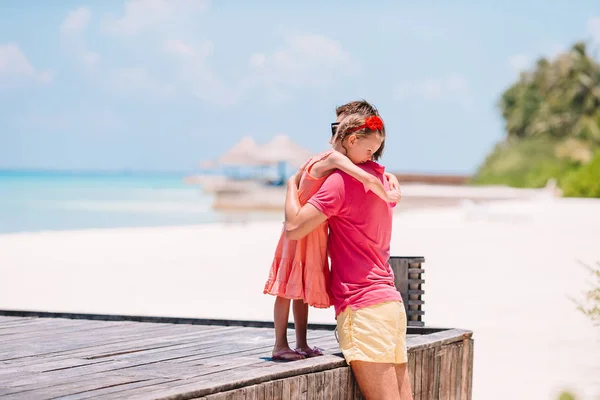 Сім'я батька і спортивна маленька дівчинка розважається на пляжі — стокове фото
