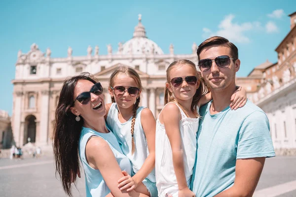 Família feliz na igreja Basílica de St. Peters na cidade do Vaticano . — Fotografia de Stock