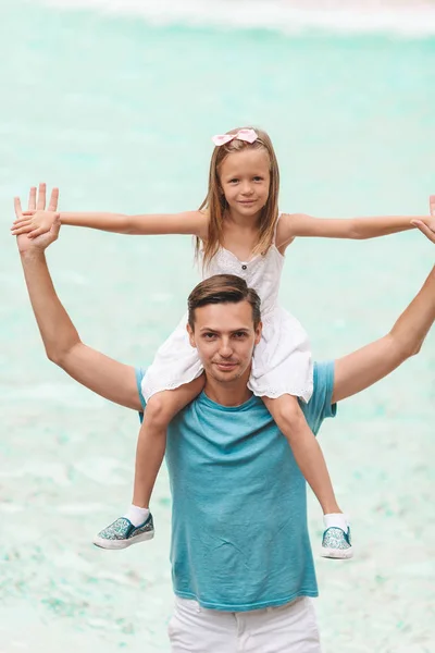 Bambini e papà felici si godono la loro vacanza europea in Italia — Foto Stock