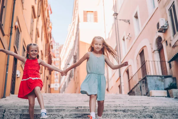 Malé dívky venku v Evropské město — Stock fotografie