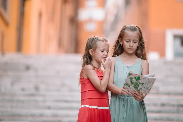 Happy toodler enfants profiter de vacances italiennes en Europe . — Photo
