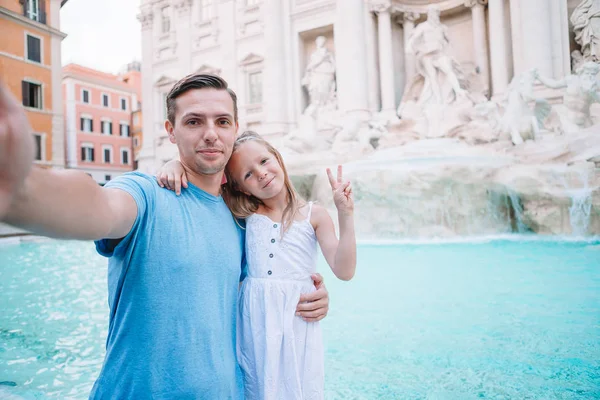 Szczęśliwy dzieciak i tata cieszyć się europejskimi wakacjami we Włoszech — Zdjęcie stockowe
