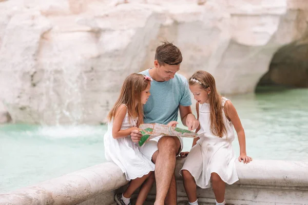 Glada barn och pappa njuta av deras europeiska semester i Italien — Stockfoto
