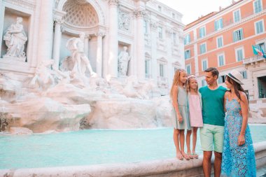 Şehir haritasıyla Fontana di Trevi yakınlarında mutlu bir aile.