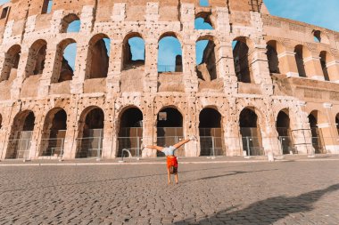 Roma, İtalya 'da Colosseum' un önünde küçük bir kız.
