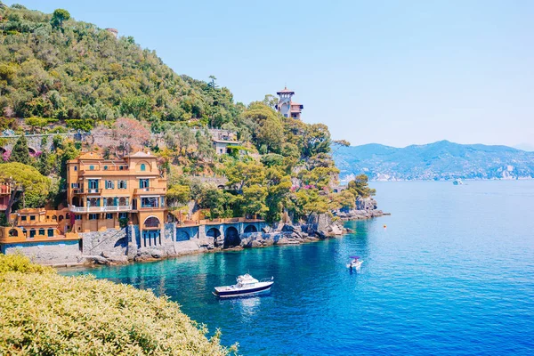 De kust van de prachtige zee met kleurrijke huizen in Portofino, Italië. Zomer landschap — Stockfoto