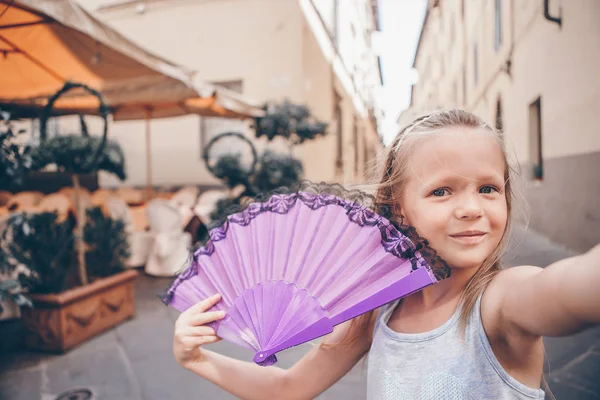 Rozkošná módní holčička venku v evropském městě — Stock fotografie