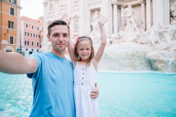 Mutlu çocuk ve baba İtalya 'da Avrupa tatilinin tadını çıkarıyorlar.