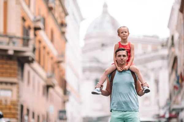 Lycklig pappa och liten bedårande flicka som reser i Rom, Italien — Stockfoto