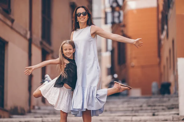 Glad mamma och lilla bedårande flicka resor i Rom, Italien — Stockfoto