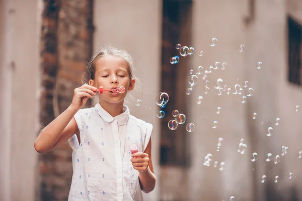 Adorabile moda bambina all'aperto nella città europea Roma — Foto Stock