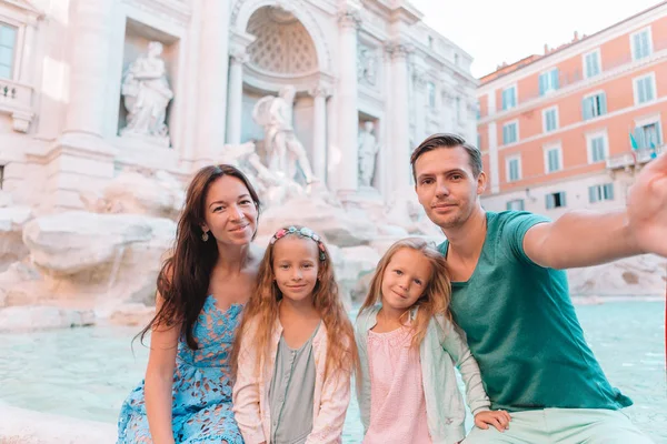 Portrét rodiny v Fontana di Trevi, Řím, Itálie. — Stock fotografie