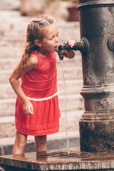 Niña divirtiéndose con agua potable en la fuente de la calle en Roma, Italia —  Fotos de Stock