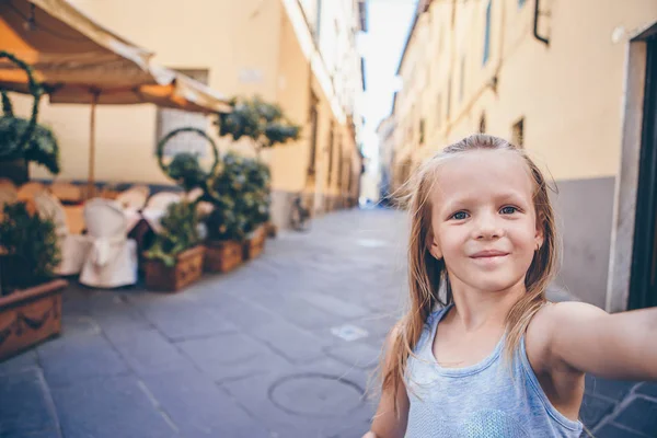 Schattig mode meisje buiten in de Europese stad — Stockfoto