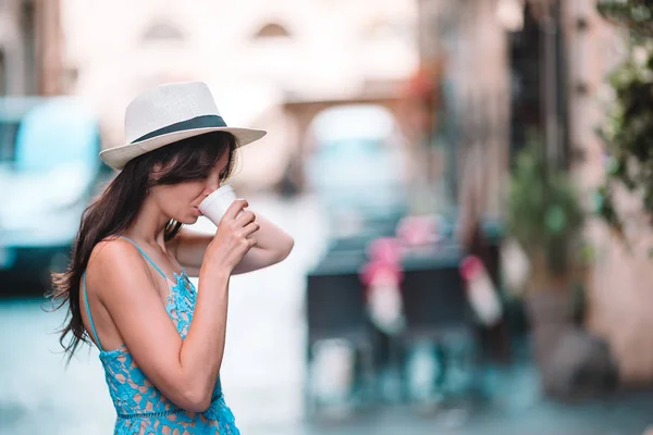 Meisje Kaukasisch drinken hete drank koffie wandelen in de straat in Europa — Stockfoto