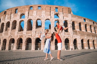 Kolezyum geçmişi üzerinden Roma 'da mutlu bir aile.