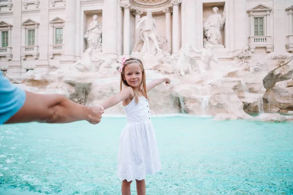 Adorable little girl background Trevi Fountain, Rome, Italy. Happy toodler kid enjoy italian vacation holiday in Europe. — Stock Photo, Image