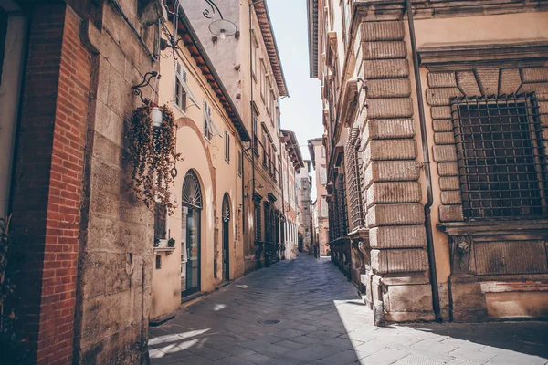 Viejas calles estrechas y vacías en la pequeña ciudad de Lucca en Italia —  Fotos de Stock
