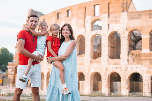 Bonne famille à Rome sur fond de Colisée . — Photo