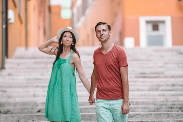 Happy tourist couple, man and woman traveling on holidays in Europe smiling happy. Caucasian couple. — Stock Photo, Image