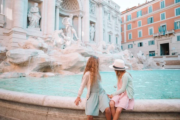 Meninas adoráveis perto da Fonte de Trevi em Roma . — Fotografia de Stock