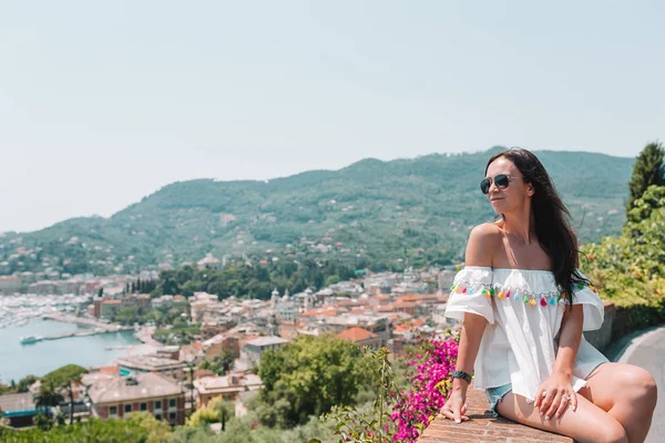 Turista olhando para a vista panorâmica de Cinque Terre, Ligúria, Itália — Fotografia de Stock