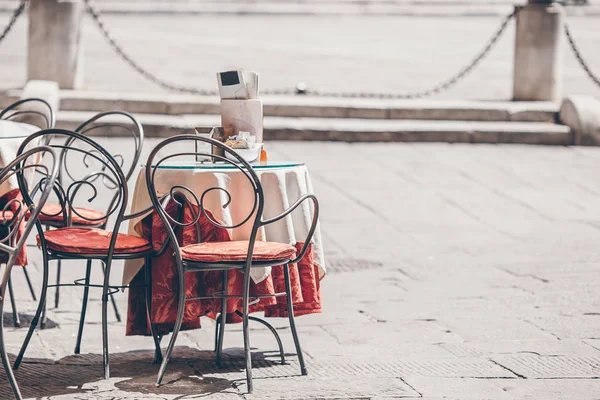Sommaren tom utomhusrestaurang i Vatikanstaten i Italien. Närbild vinglas på bordet — Stockfoto