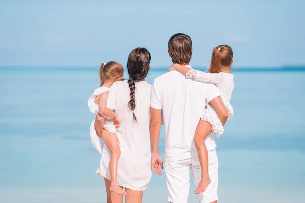 Famiglia di quattro in vacanza al mare divertirsi — Foto Stock