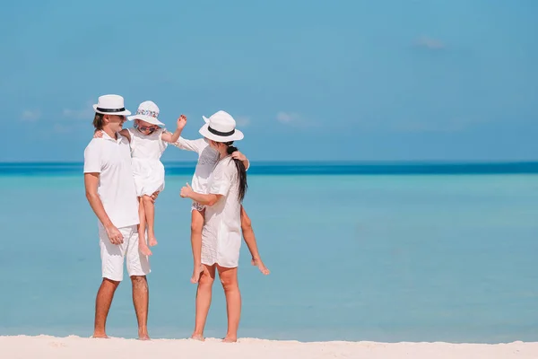 Familia de cuatro en vacaciones de playa divertirse —  Fotos de Stock