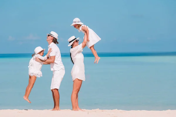 Rodzina na wakacje na plaży zabawy — Zdjęcie stockowe