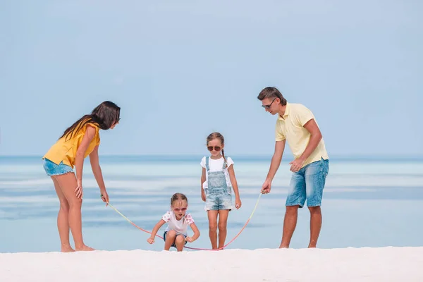 Familie på fire på strandferie ha det gøy – stockfoto