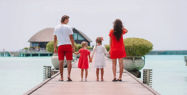 Familia de cuatro en vacaciones de playa divertirse — Foto de Stock