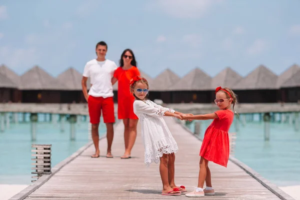Güzel mutlu aileye sahip eğlenceli ahşap iskelede yaz tatili — Stok fotoğraf