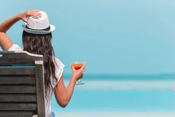 Mujer joven con copa de cóctel en la playa blanca — Foto de Stock