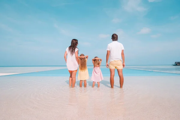 Familie van vier op strandvakantie plezier — Stockfoto