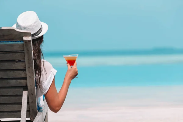 Mooie vrouw ontspannen op witte zand tropisch strand — Stockfoto