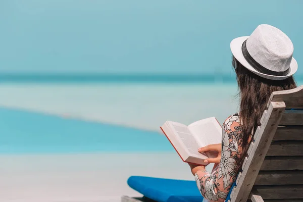 Giovane donna che legge libro durante la spiaggia tropicale maldiviana — Foto Stock