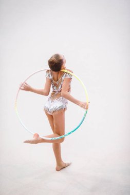 Halıda küçük bir jimnastik antrenmanı ve yarışmalar için hazır.