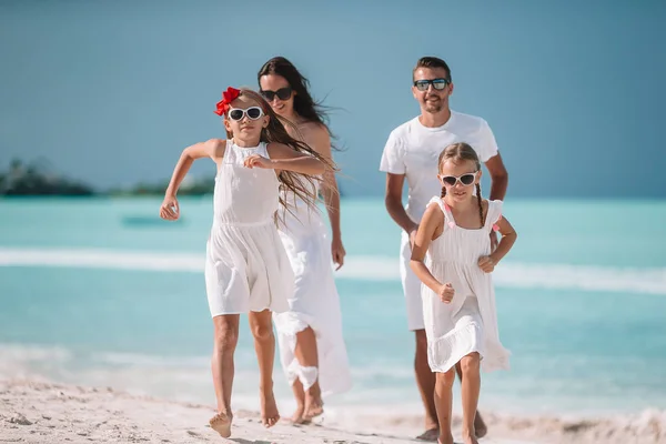 Joven familia de cuatro en vacaciones divertirse — Foto de Stock